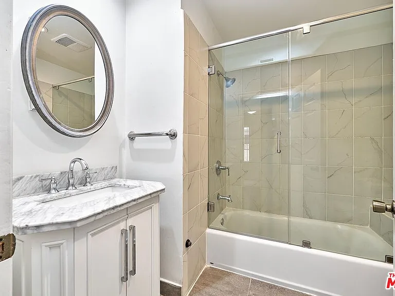 1120 S Plymouth Blvd — Photo 22