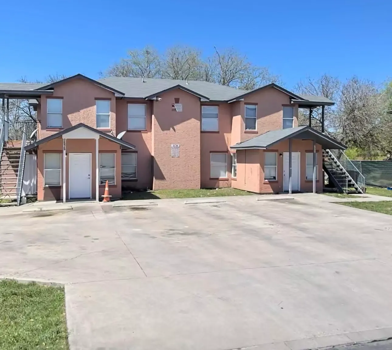 2 bed, 700 sqft, $1,300 — Photo 1