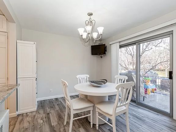 4th image of 17-39 215th St #Townhouse 35
