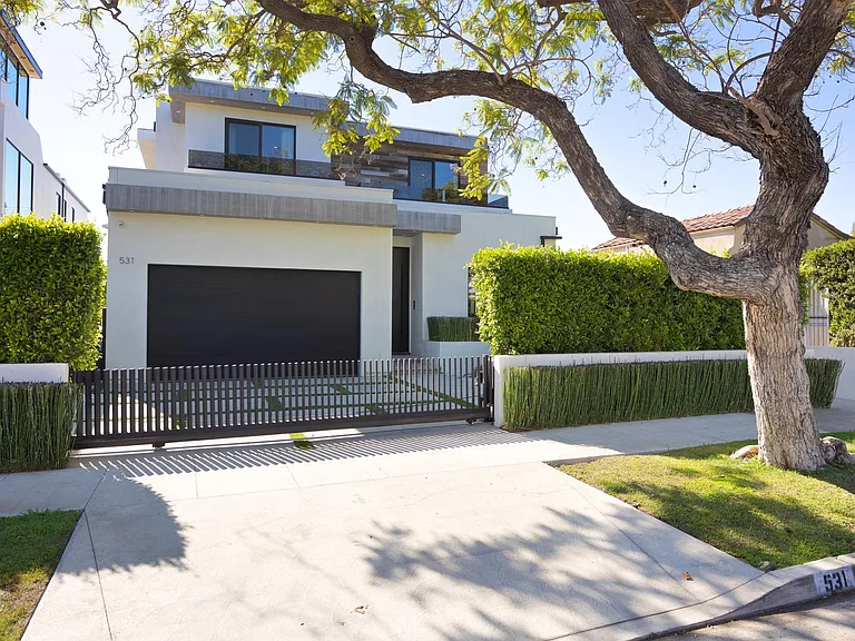 Gated home with privacy and a well-kept garden