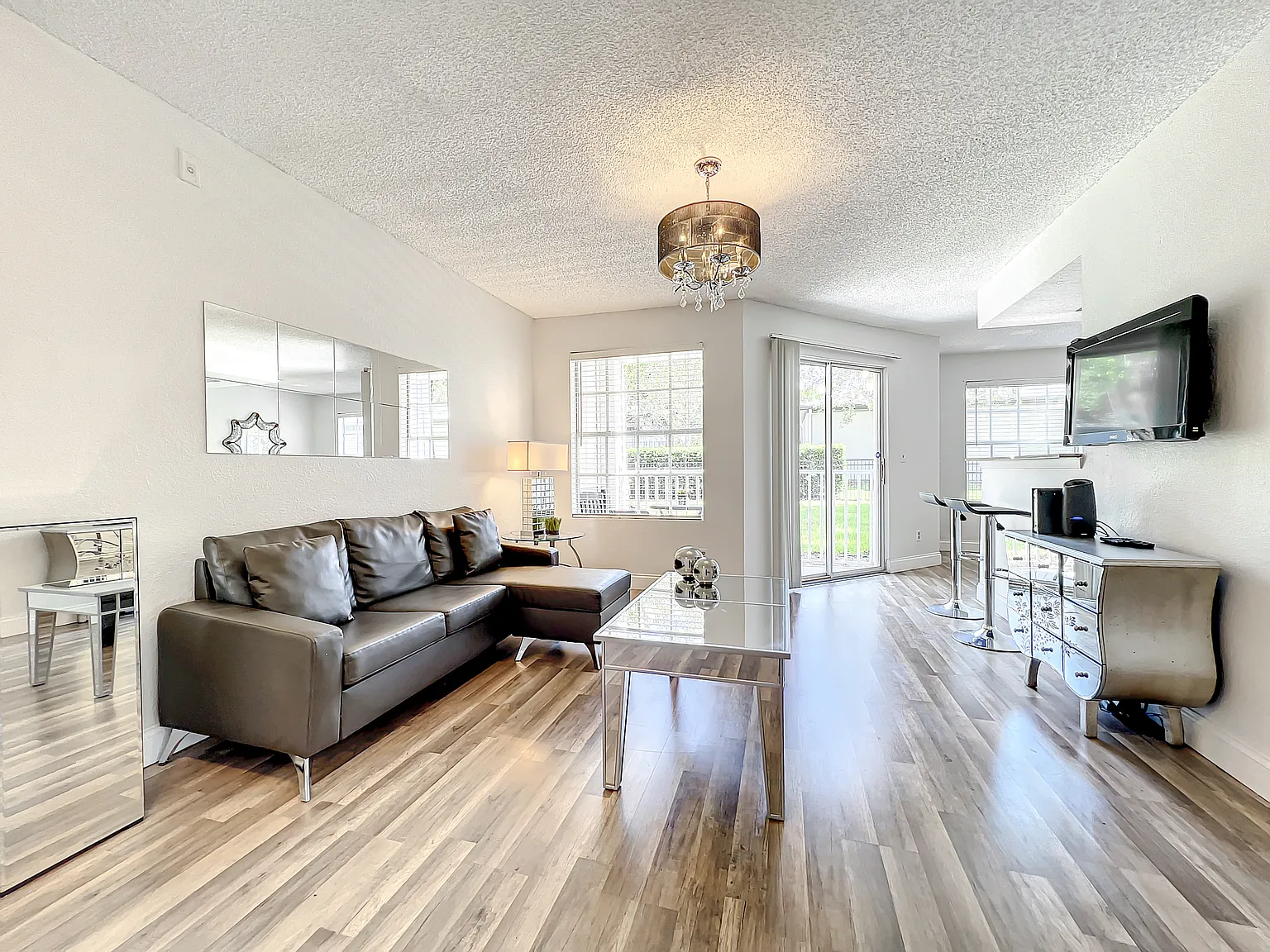 1 bed, 800 sqft, $2,400 — Photo 1