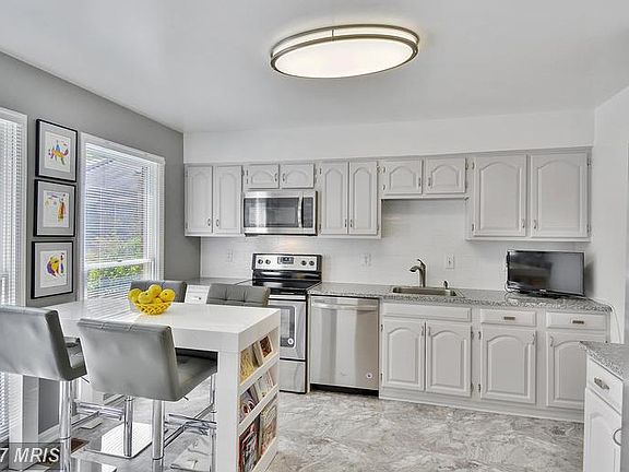3rd image of 4878 Cloister Dr
