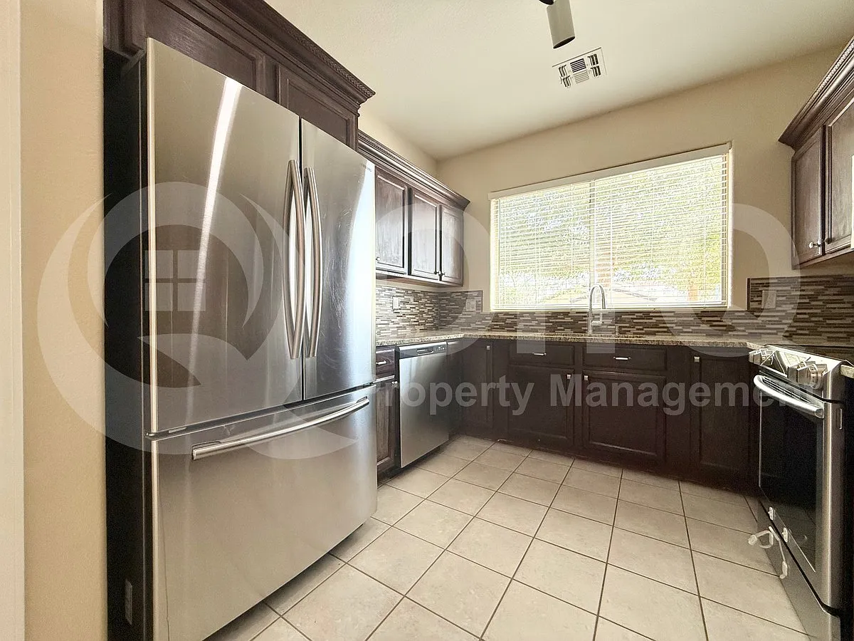 3 bed, 2.0 bath, 1385 sqft, $2,000 — Photo 4