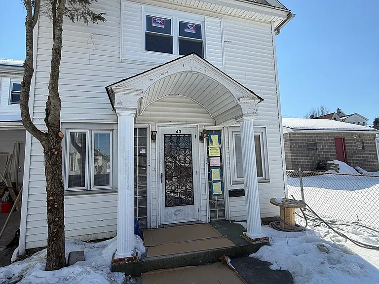 41 W Grand St — Photo 11