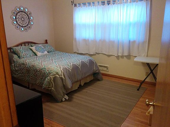 Bedroom - hardwood floors (furnishing not incl)