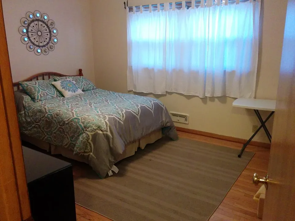 Bedroom - hardwood floors (furnishing not incl)