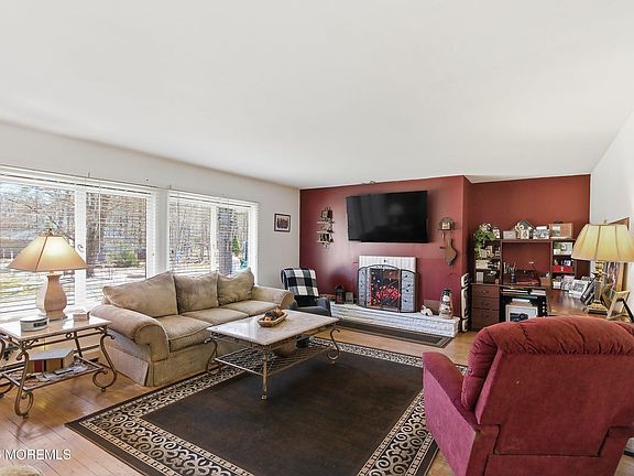 5th image of 745 Oak Glen Road