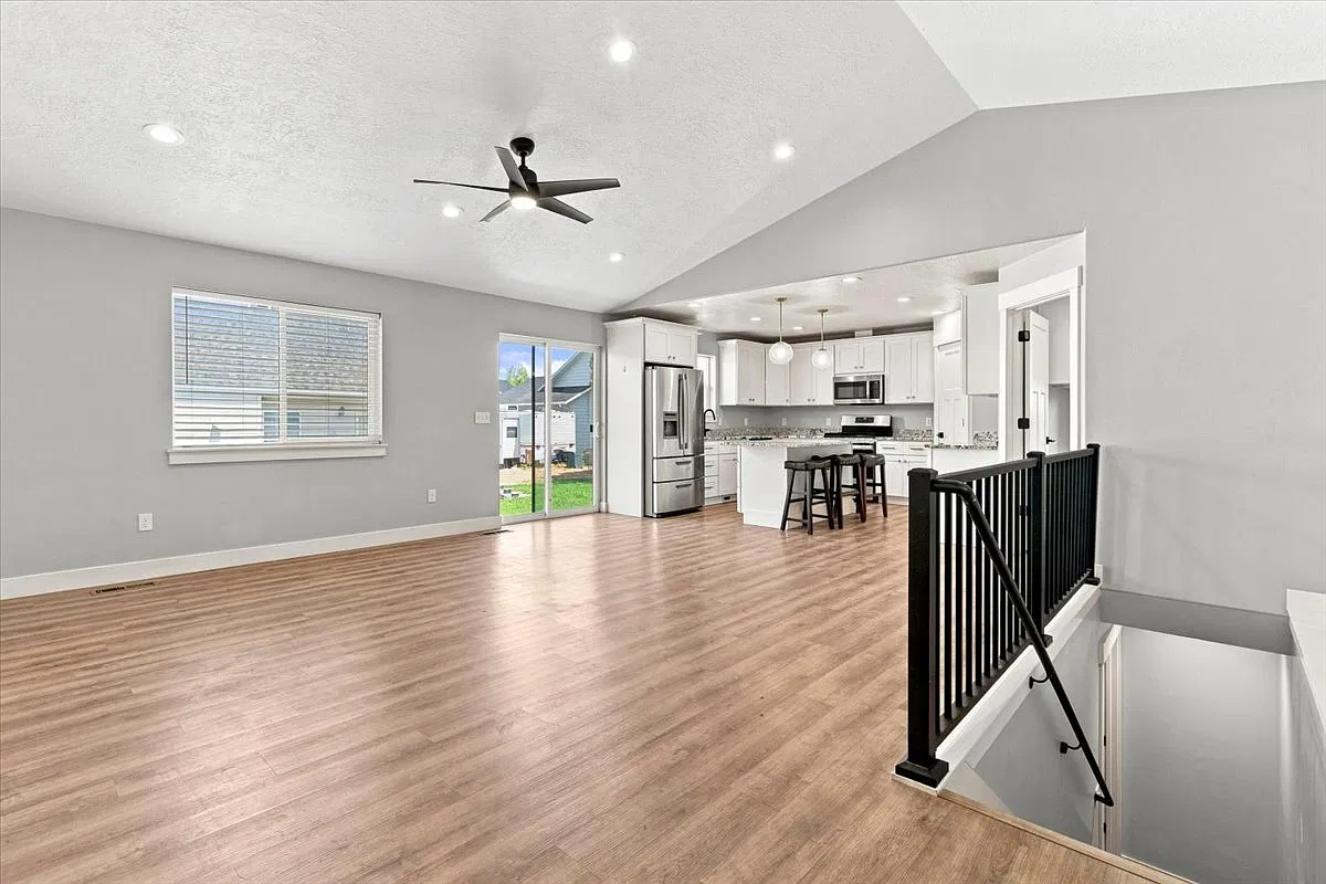 6 bed, 3.0 bath, 2902 sqft, $2,800 — Photo 4