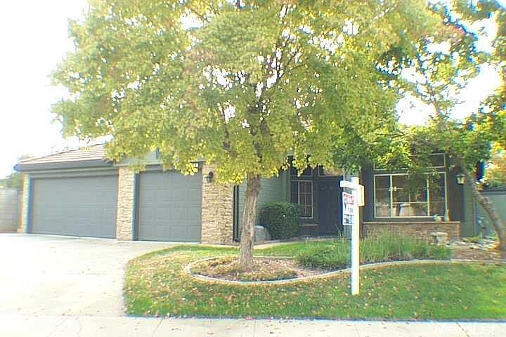 1st image of 210 Shelly Ct
