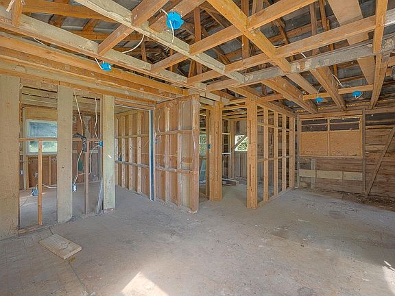 3rd image of 1279 Cove Creek Rd