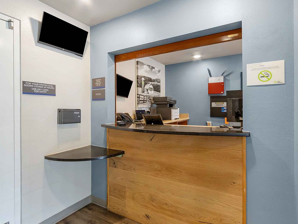 Lobby and Guest Check-in