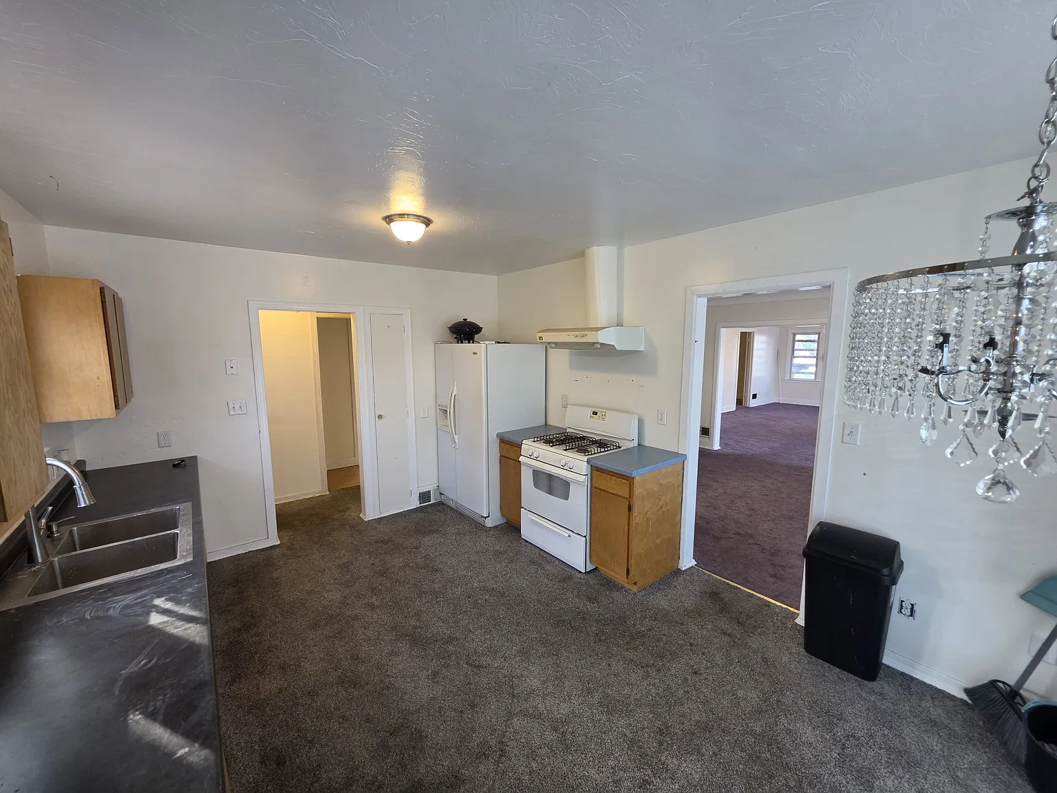3 bed, 2298 sqft, $2,400 — Photo 3