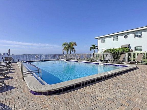 2nd image of 3334 SW Key Dr #H3