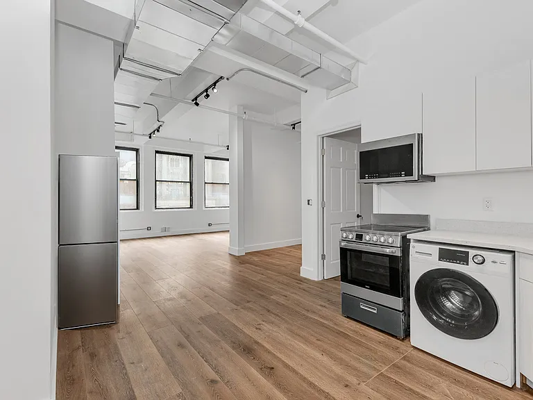 255 W 36th St #1008 — Photo 1