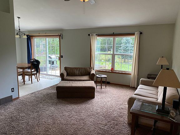 Living room/dining area