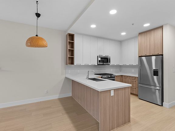 4th image of 14022 N Bluff Rd #102