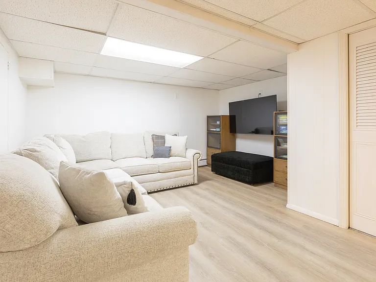 549 S Orleans Rd — Photo 32