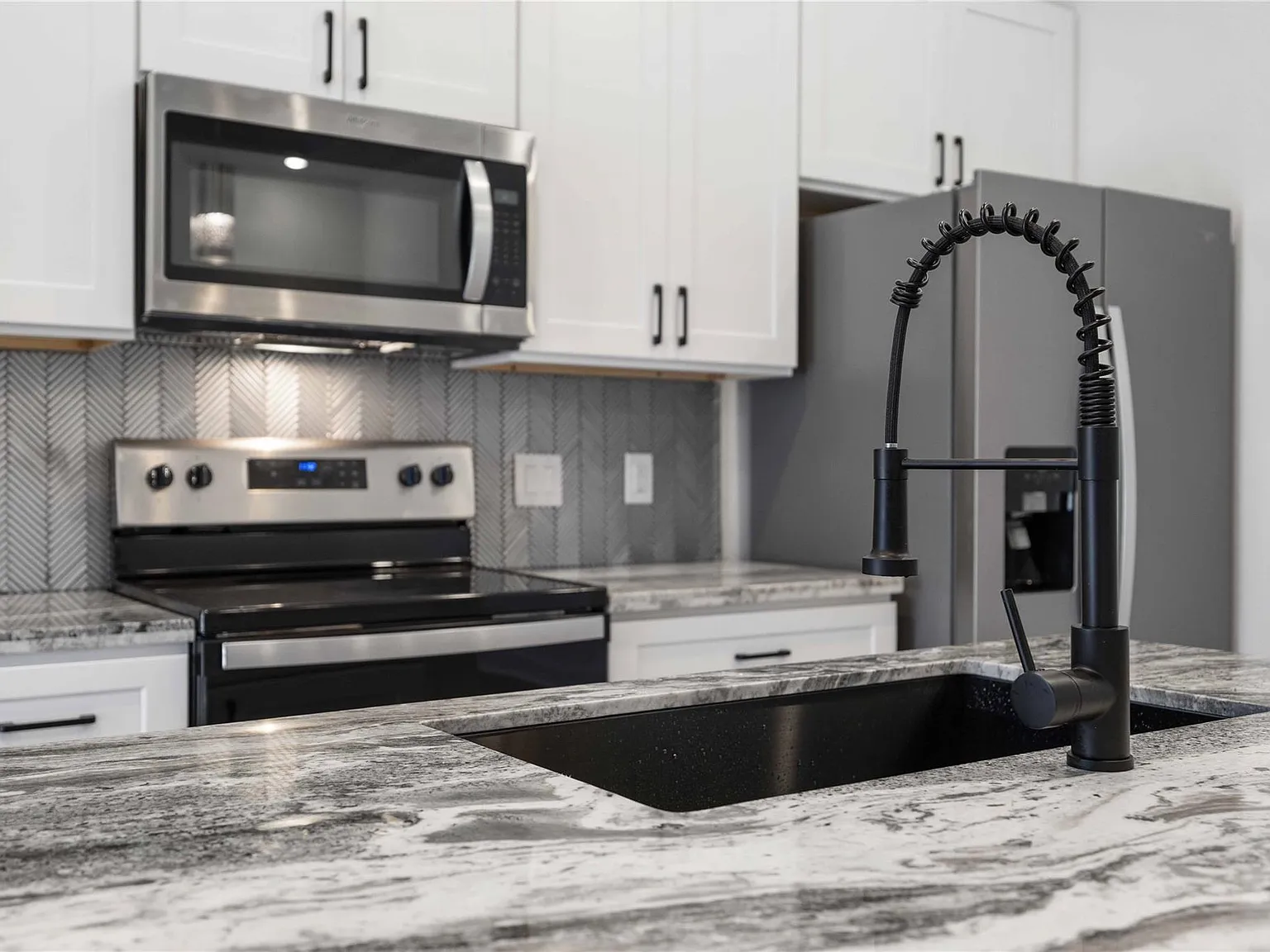 3 bed, 2.0 bath, 1200 sqft, $2,000 — Photo 4