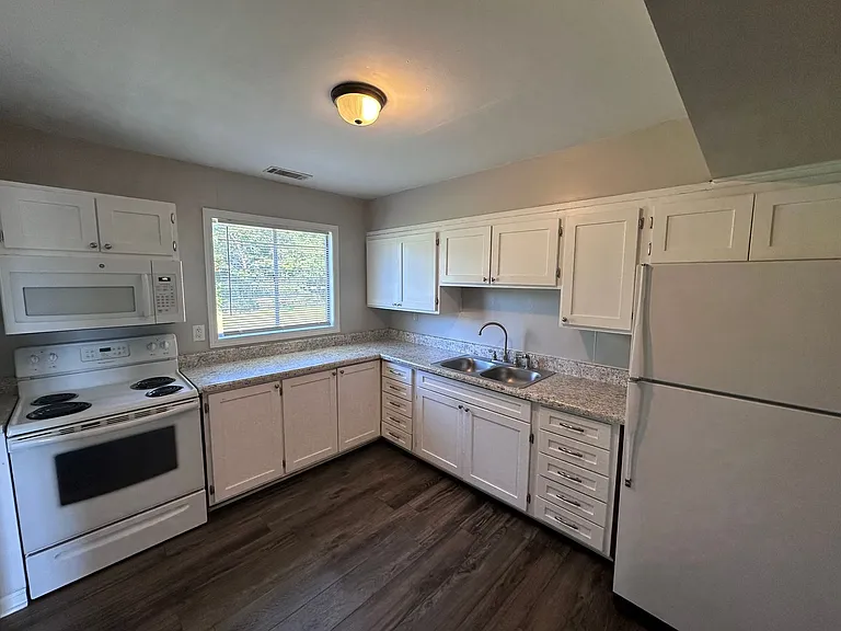 1124 Weston St — Photo 7