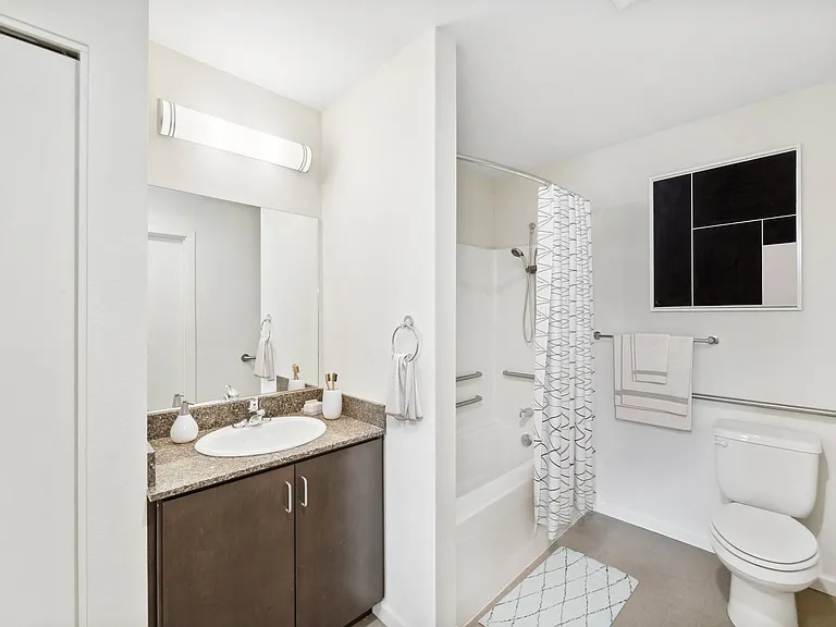 Maddox Apartments — Photo 10