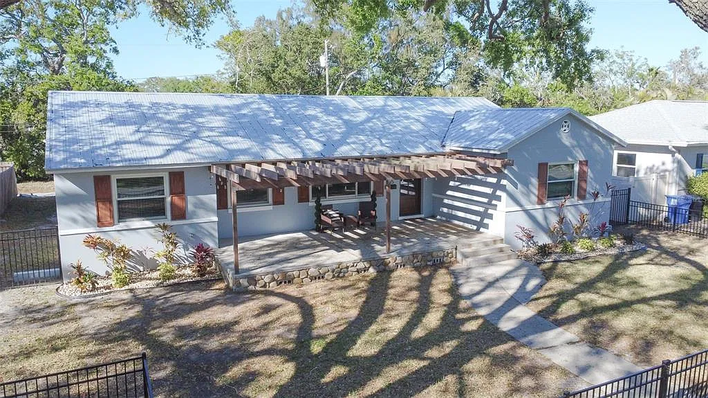 3 bed, 2.0 bath, 1588 sqft, $3,800 — Photo 2