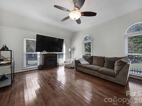 5th image of 2155 Strawberry Rd