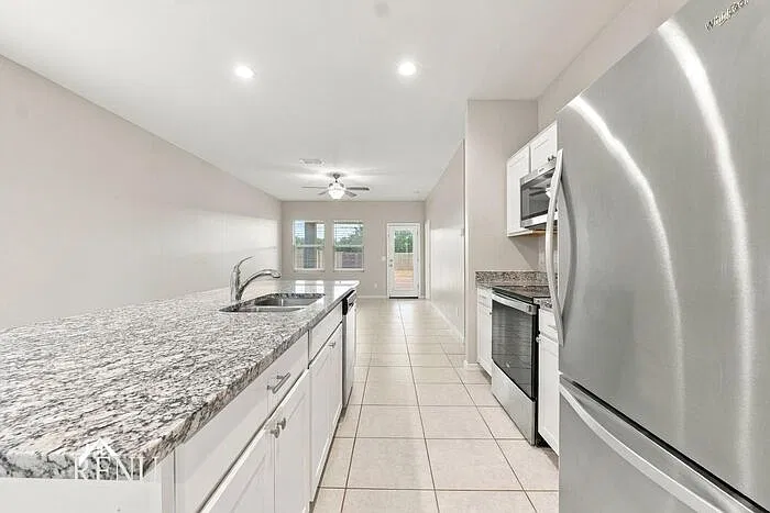 3 bed, 2.0 bath, 1402 sqft, $1,705 — Photo 4