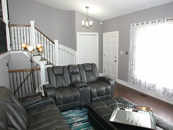 5th image of 303 W Beech Dr