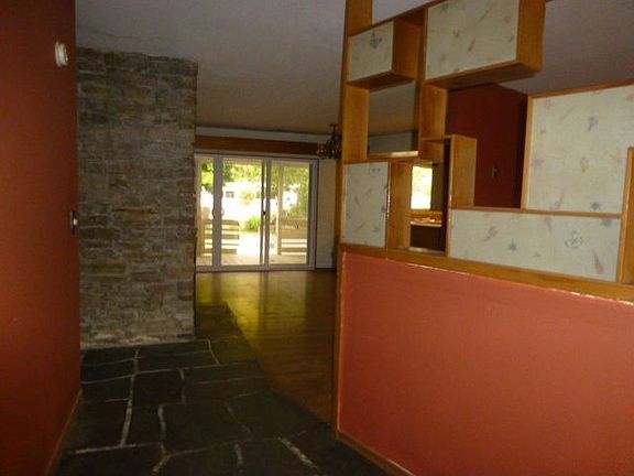 5th image of 370 Vipond Dr
