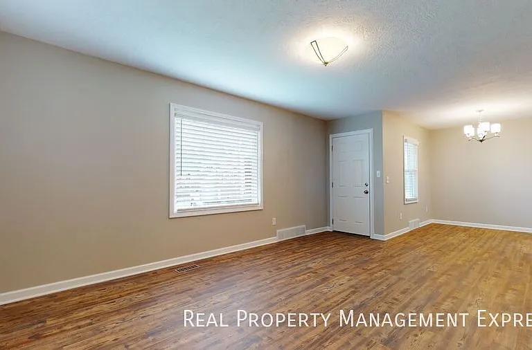 411 S Willow Ave — Photo 2