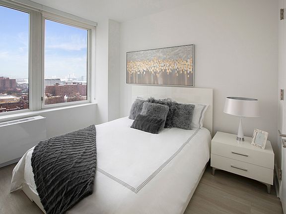 4th image of 86 Fleet Pl APT 4V