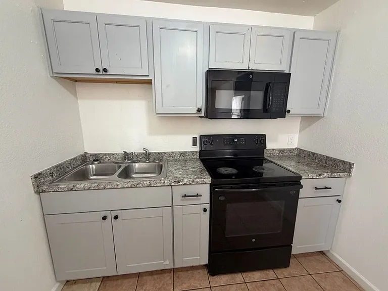 903 N 30th St #G — Photo 3