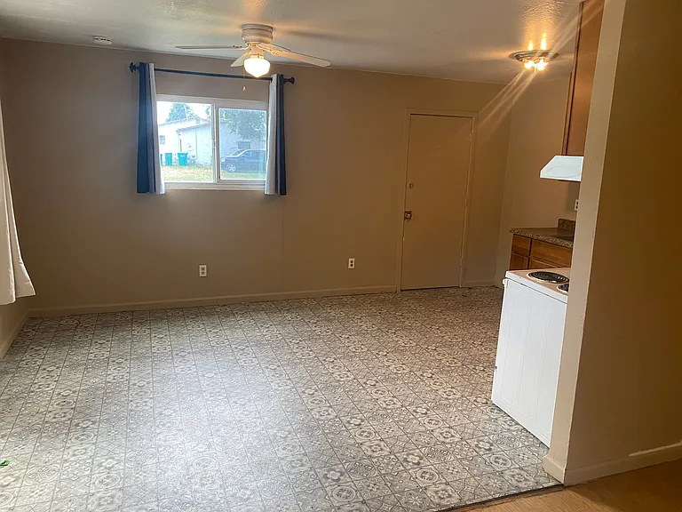 606 N Golden Gate Ave — Photo 3