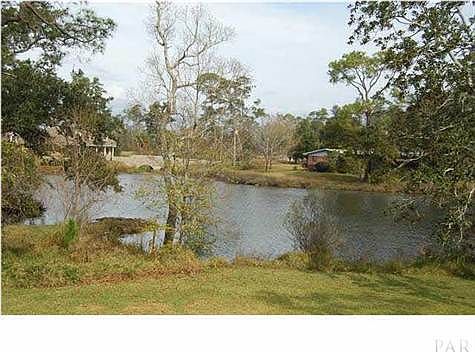 Lake side living is relaxing, comfortable and feels very private
