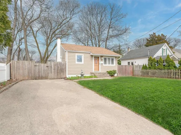 16 N Indiana Avenue, Lindenhurst, NY 11757