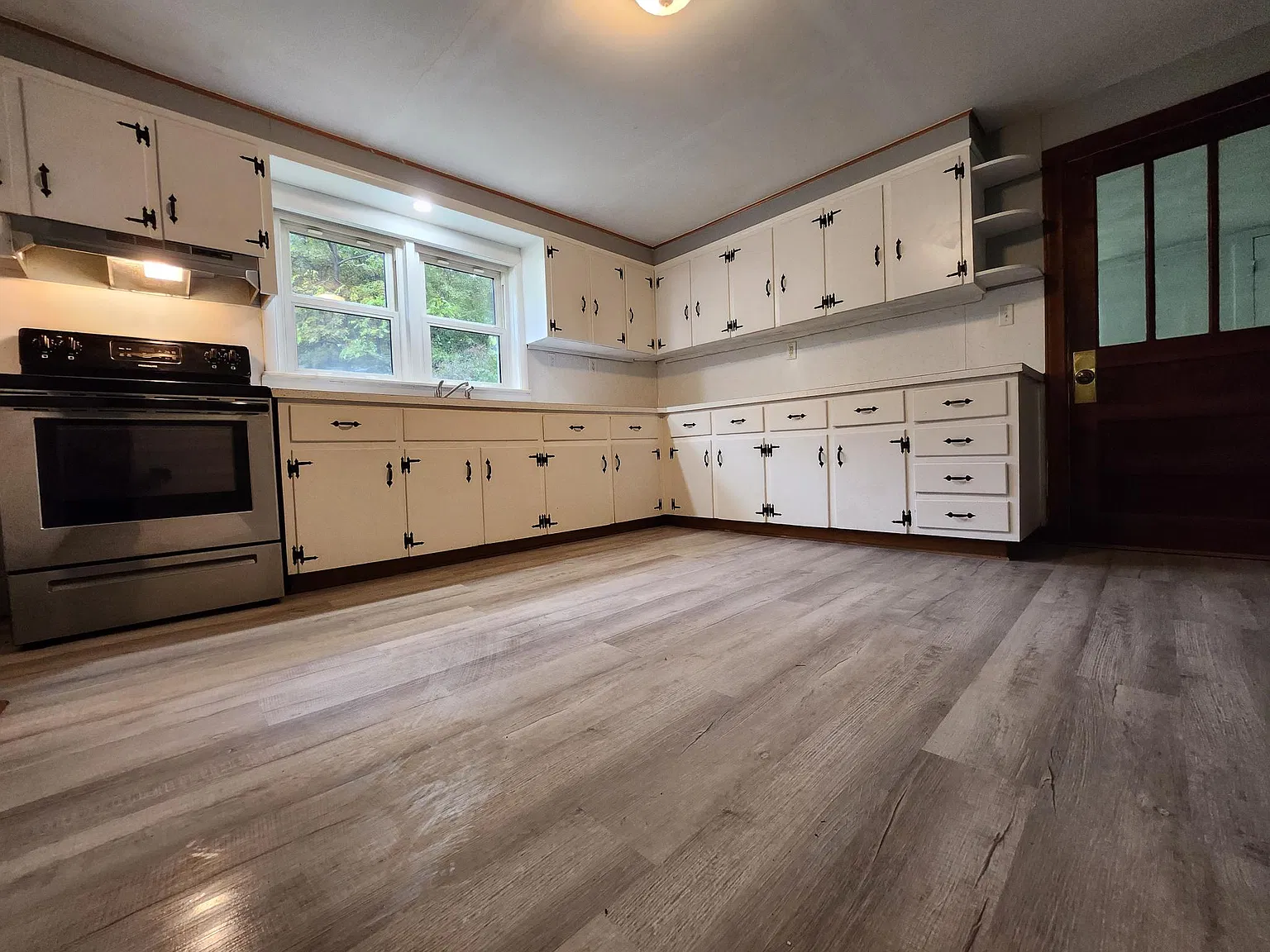 5376 Wolf Creek Rd — Photo 2