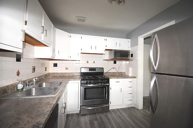 9S120 Lake Dr #201 — Photo 12