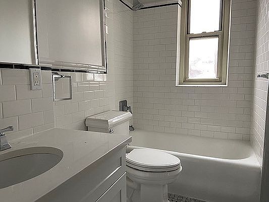 4th image of 25 E 10th St APT 8C