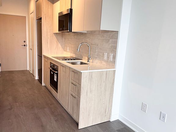 2nd image of 10 Oak St #2112