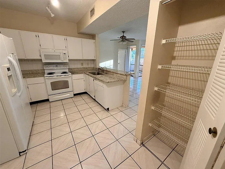 12060 NW 11th St #12060 — Photo 11