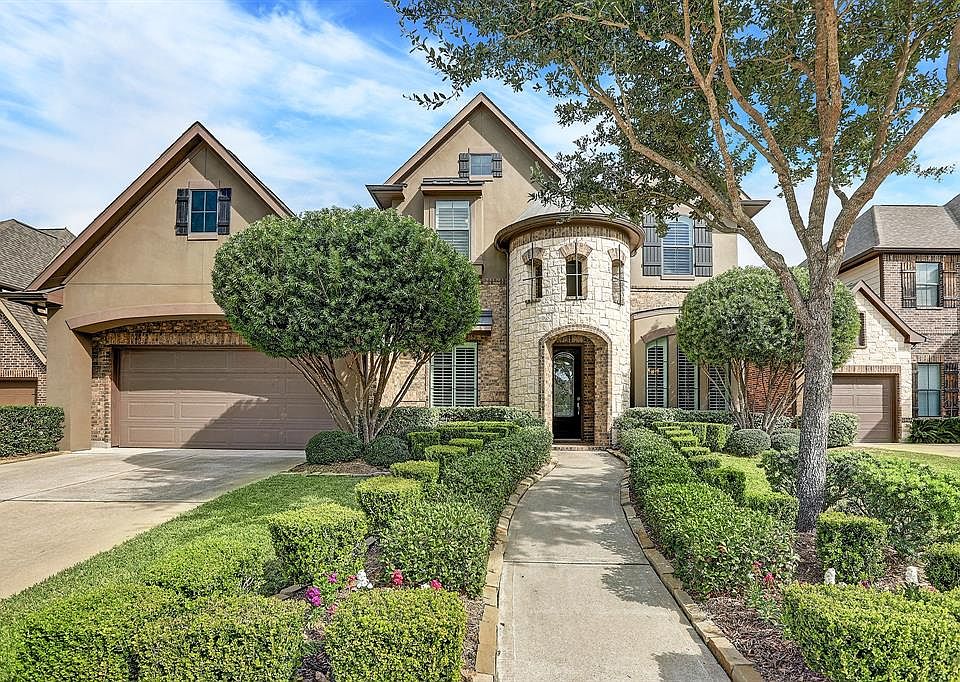 Welcome to 15 Denoa Lane, conveniently located in Sienna Plantation's Village of Bees Creek!