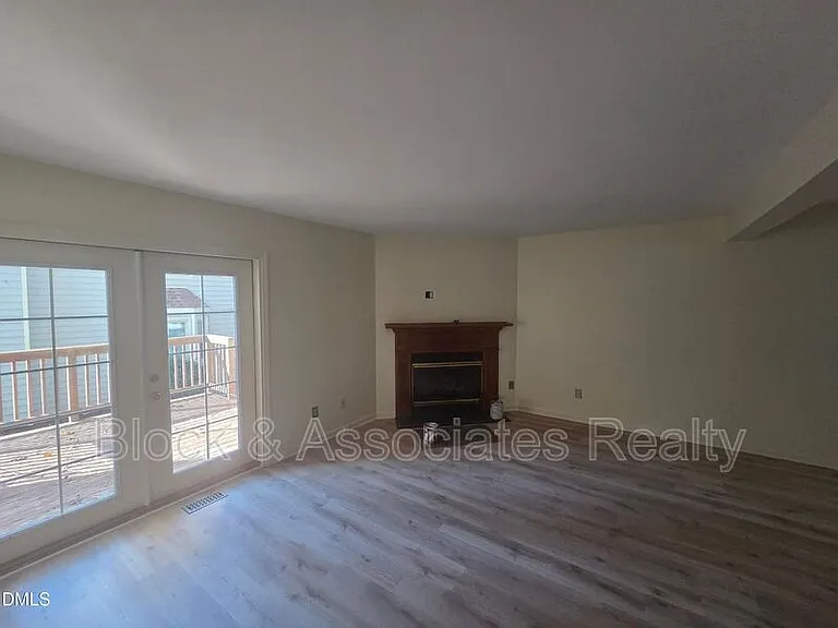 6550 Thetford Ct — Photo 15