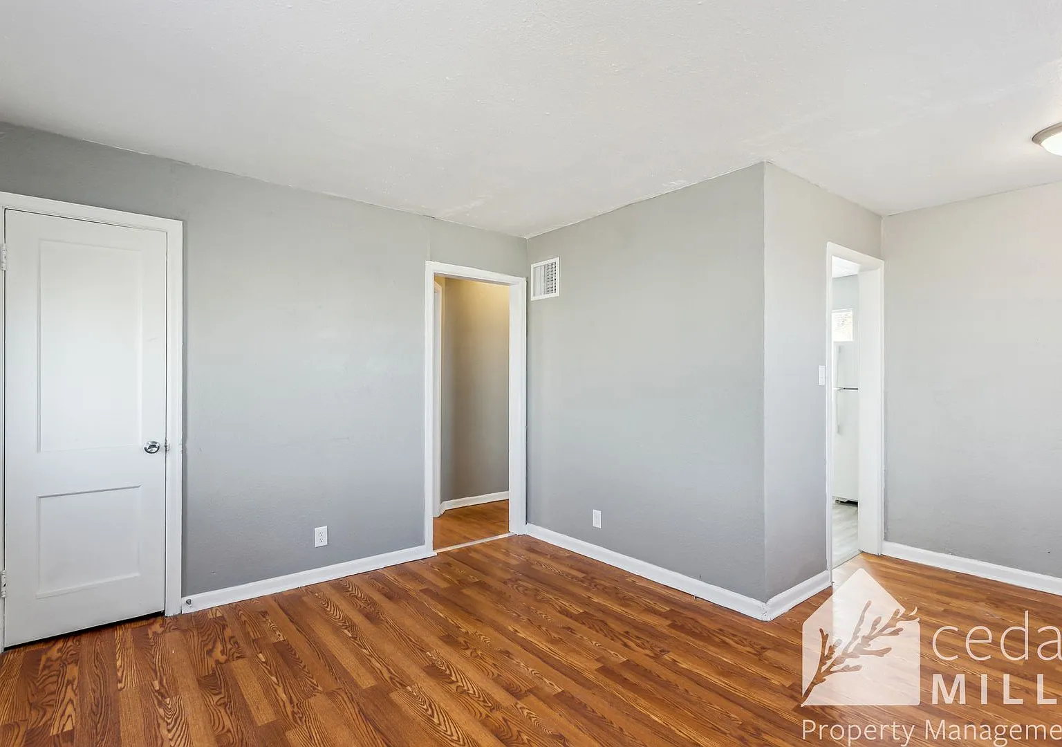 2 bedroom Home, Large Garage and Yard! — Photo 2