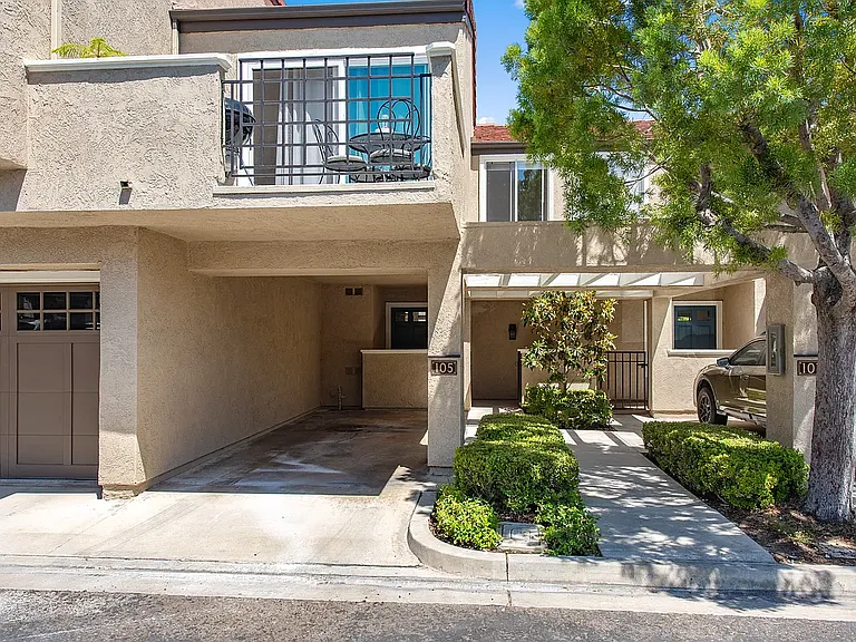 105 Stanford Ct — Photo 1