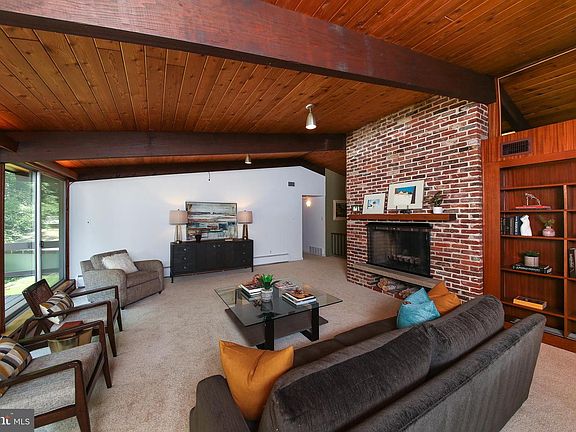 3rd image of 1 Deer Hollow Ln