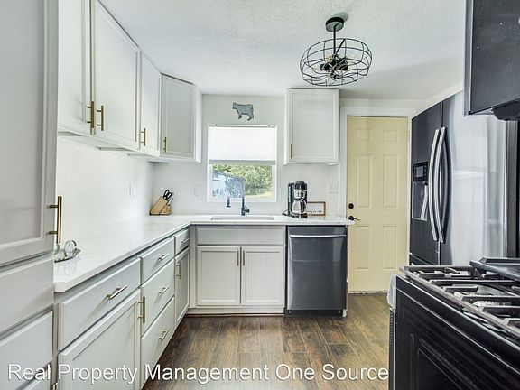 5th image of 1007 Oak St