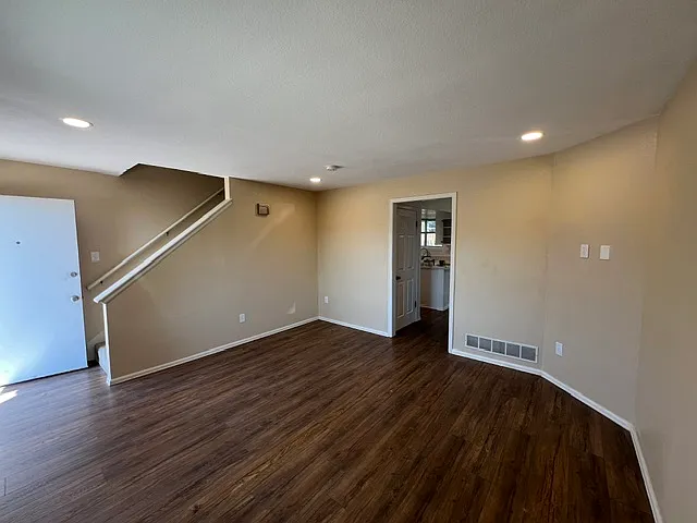 MAIN LEVEL LIVING ROOM.