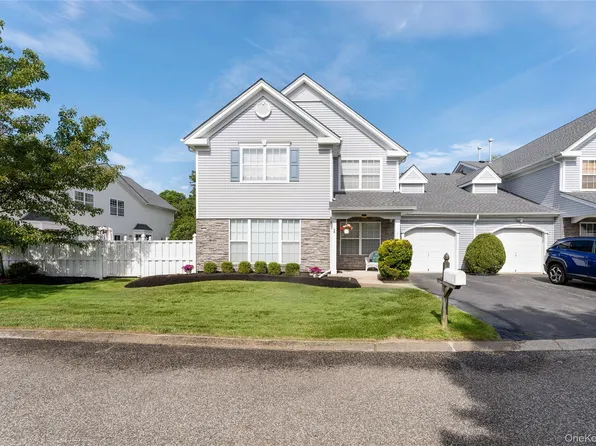 5 Robert Lane #5, Middle Island, NY 11953