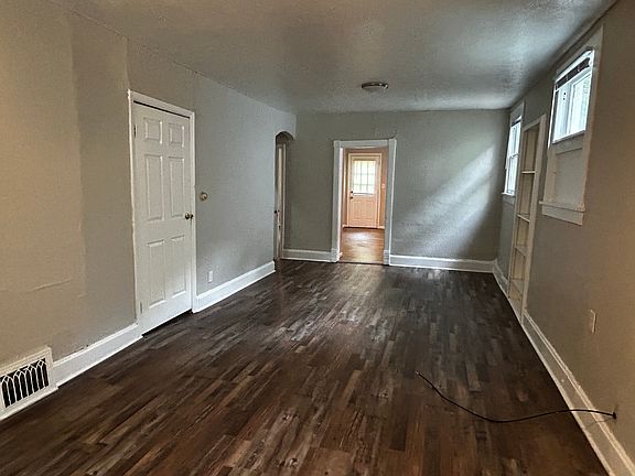3rd image of 1005 W Macqueen Ave