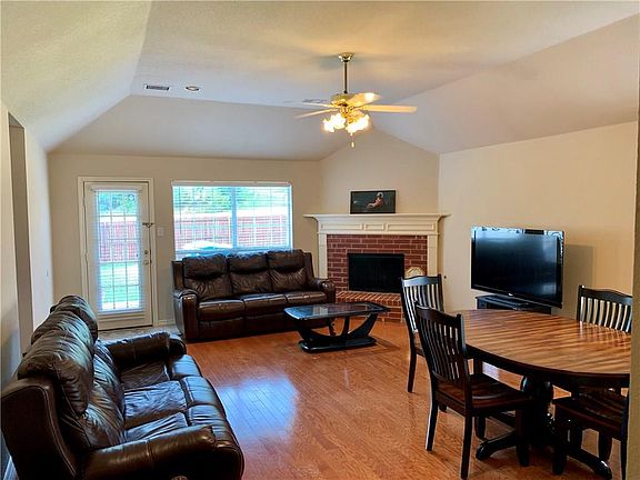 4th image of 413 Belmont Ct